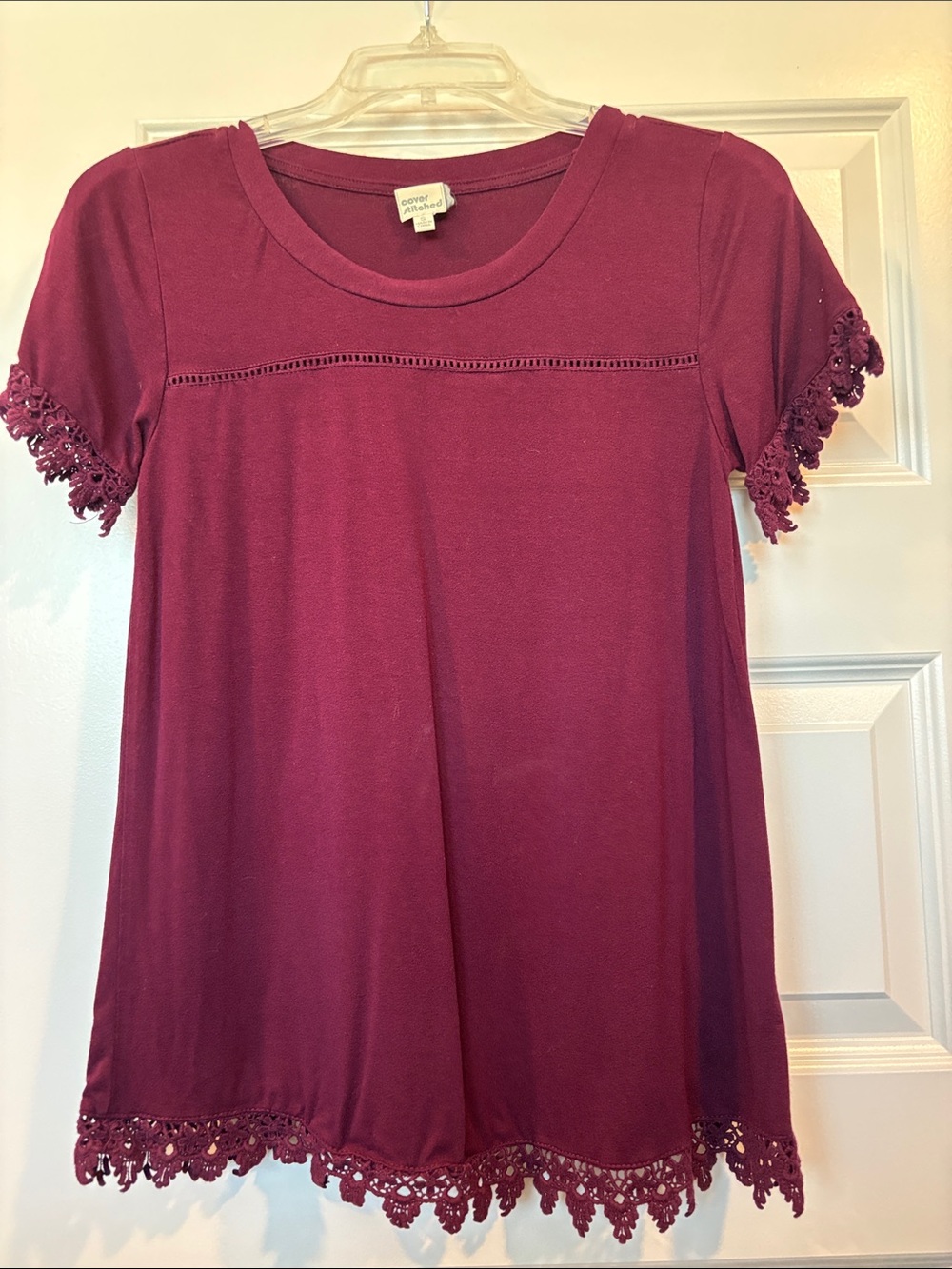 Crochet-Hem Short Sleeve Tee in Wine by George